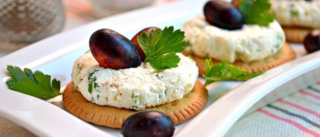 Закуска из брынзы, творога и винограда на крекерах