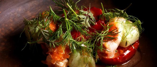 Раки с бакинскими помидорами и жареными огурцами