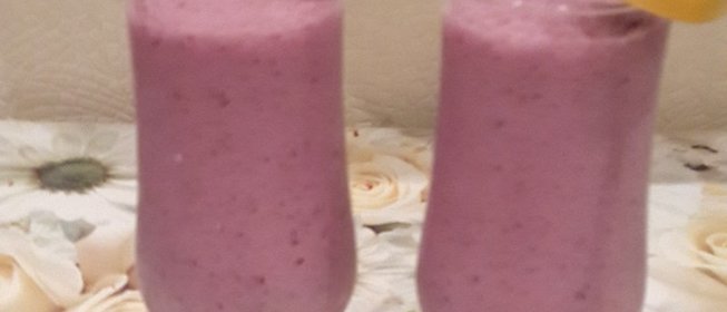 Молочный коктейль с черной смородиной