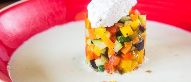 Тартар из овощей в соусе из йогурта