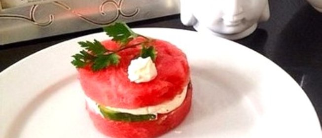 Карпаччо из лосося с арбузом и авокадо