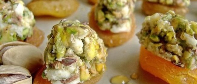 Закуска из кураги, козьего сыра и фисташек