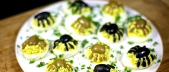 Фаршированные яйца-пауки на Хэллоуин