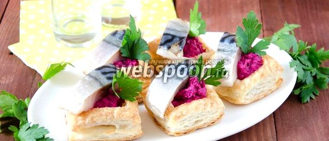 Закуска с солёной скумбрией и свёклой