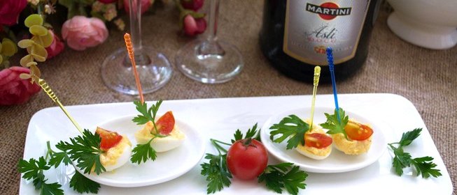 Закусочные яйца с икрой мойвы