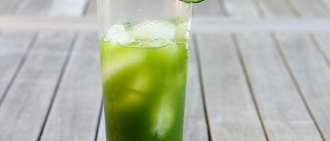 Смузи с огурцом, яблоком и мятой