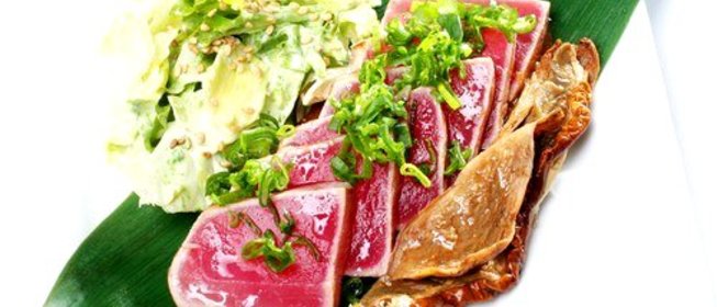 Подрумяненный тунец с Пармезаном, рукколой и мидиями