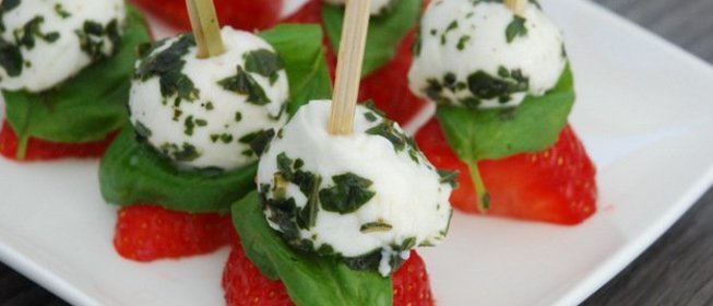 Закуска с клубникой и моцареллой
