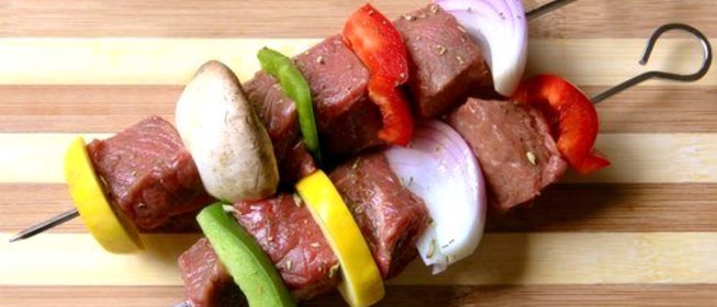 Маринованные говяжьи шашлыки с овощами и грибами