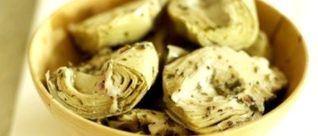 Артишоки, тушеные в вине, чесноке и травах