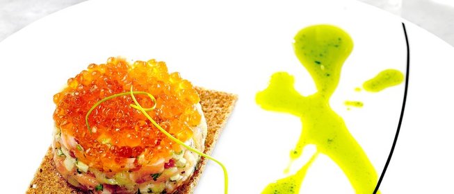 Тартар из лосося с огурцами и икрой