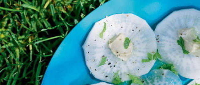 Карпаччо из редьки с хумусом