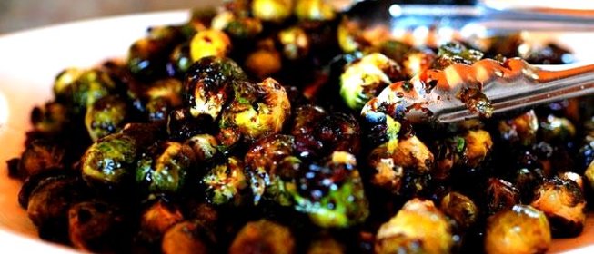 Брюссельская капуста с бальзамическим уксусом и клюквой