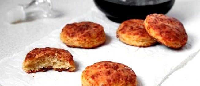 Бисквиты из бекона и сыра