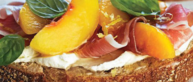 Брускетта с хамоном и персиками