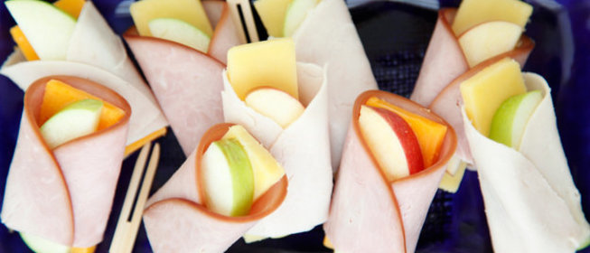 Закуска из яблок, сыра и ветчины