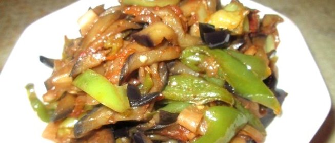 Баклажаны, жаренные с перцем и помидорами