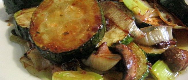 Цукини, жареные с шампиньонами и пореем