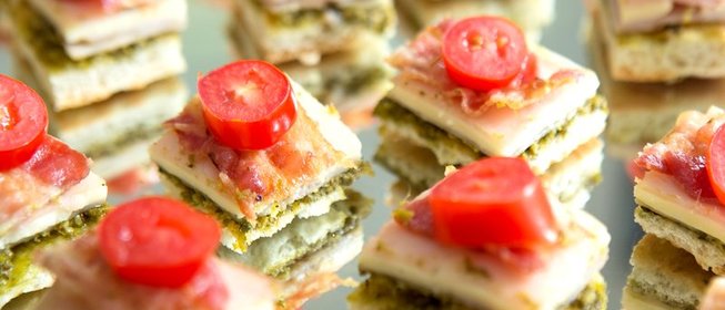 Канапе с солёным огурцом и беконом