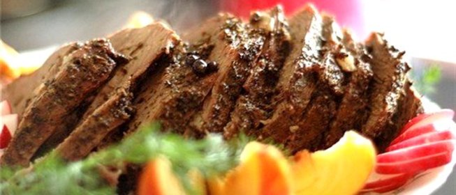 Тушеная говядина с красным вином и цедрой апельсина