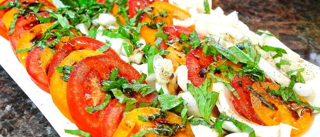 Закуска из помидоров и лука