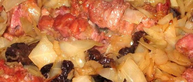 Капуста тушеная с копчеными ребрышками