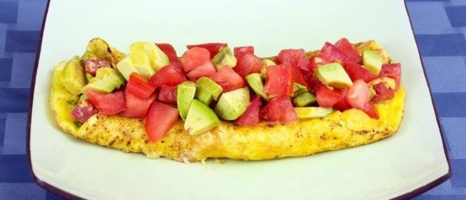 Омлет с авокадо и томатами