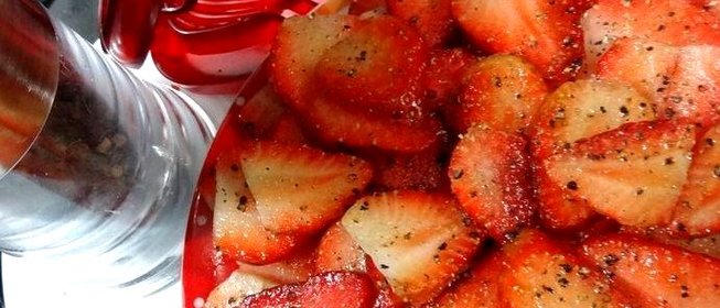 Карпаччо из клубники, лососины, грибов и копченого сыра скаморца