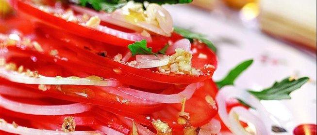 Закуска из помидоров с орехами