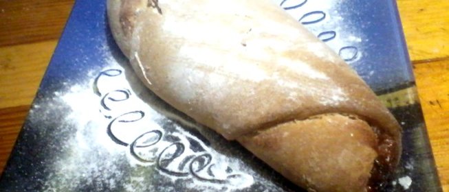 Домашняя булка с малиновым джемом