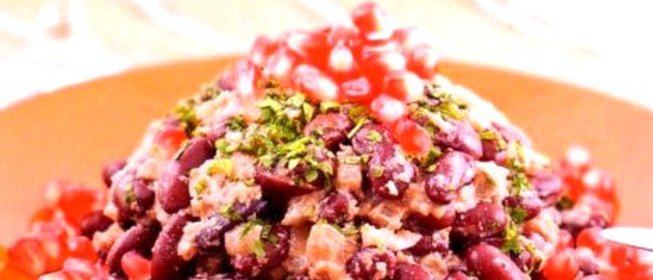 Фасоль с гранатом и орехами
