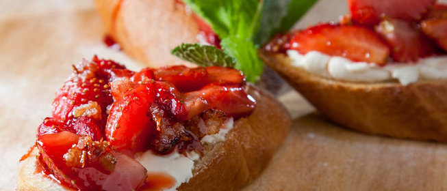 Брускетты с клубникой и маскарпоне