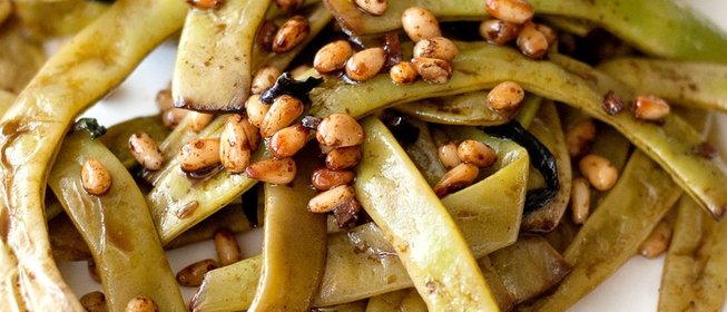 Стручковая фасоль (лоби) с кедровыми орешками и базиликом