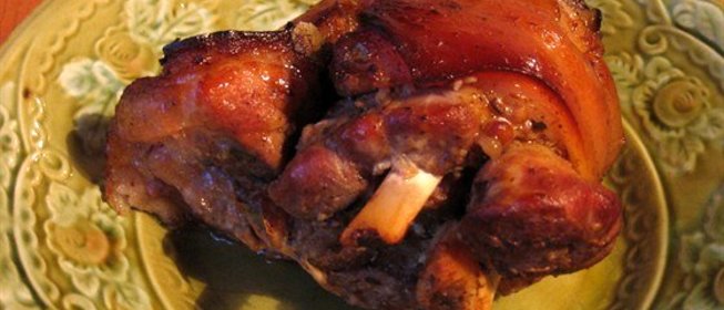 Рулька свиная, запеченая в духовке