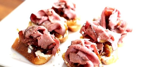 Брускетта с ростбифом