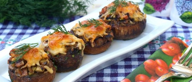 Шампиньоны фаршированные ветчиной и кабачками