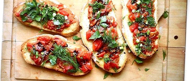 Брускетта с помидорами