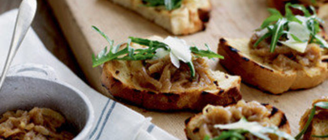 Брускетта с луком и сыром