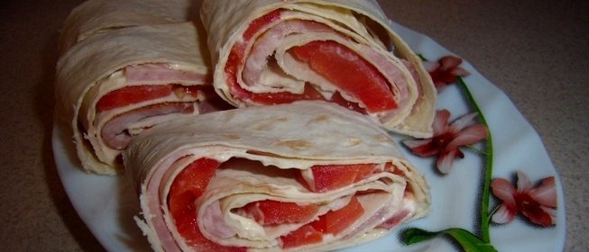 Лаваш с ветчиной и помидорами