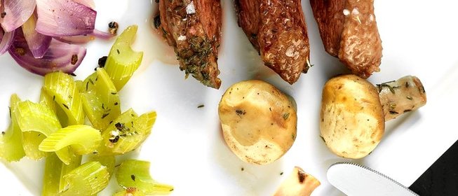 Утиная грудка с томлеными овощами и шампиньонами