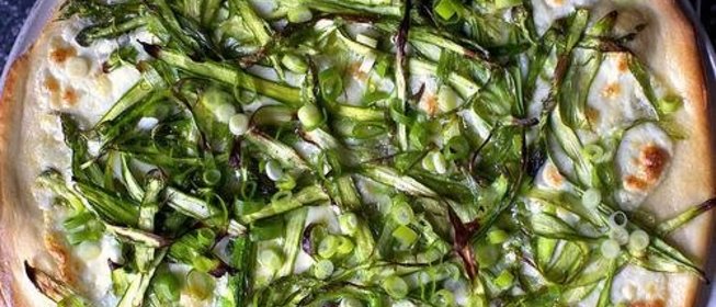 Пицца со спаржей и луком