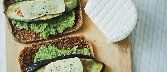 Сэндвич с баклажаном и соусом из брокколи