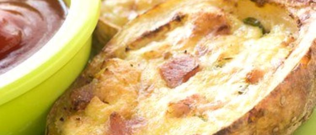 Запеченный фаршированный картофель с брокколи, беконом и сыром