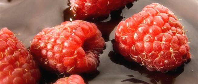 Горячий шоколад с малиной и взбитыми сливками