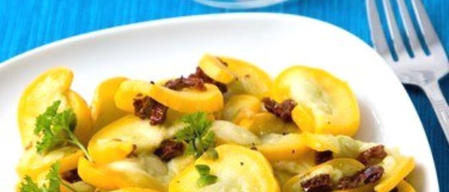 Кисло-сладкие цукини с кедровыми орешками, изюмом и мятой