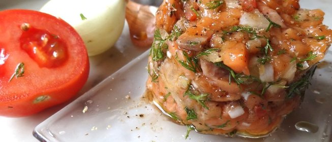 Тартар из лосося с помидорами