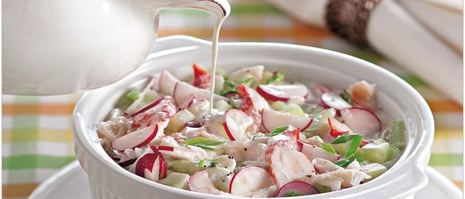 Белая окрошка с крабовым мясом