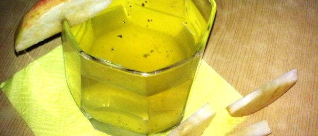 Компот с яблоками и травами