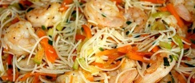 Рисовая лапша с креветками и овощами по‑тайски