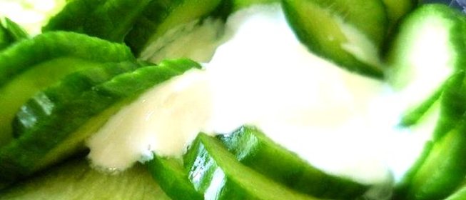 Огурцы свежие со сметаной